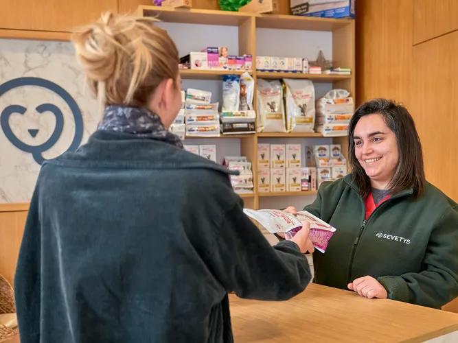 Asv de la clinique vétérinaire monge paris pendant un conseil alimentation croquettes